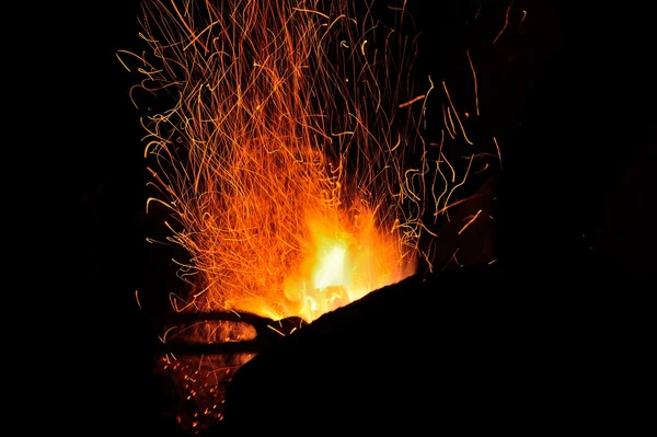 Centelhas do fogo na forja — Fotografia de Stock