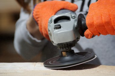 ahşap masa parlatma işçi. yakın çekim