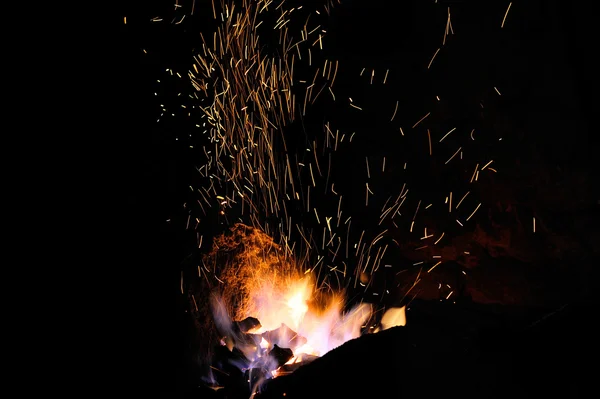 Искры из огня в кузнице — стоковое фото