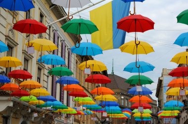 Sokak renkli şemsiyelerle süslenmiş..
