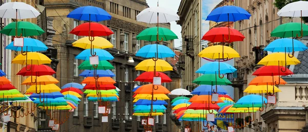 Οδός διακοσμημένη με χρωματιστές ομπρέλες. — Φωτογραφία Αρχείου