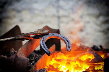 Demirci çalışma metal örs çekiç ile