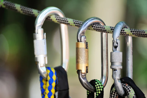 Klettern Sportbild eines Karabiners auf einem Seil — Stockfoto