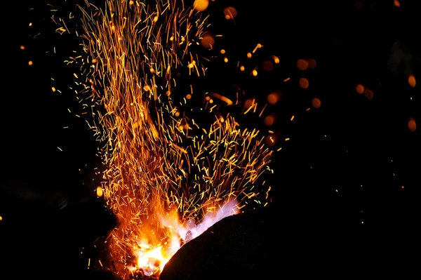 Smithy yangın alev ipuçları sparks ile koyu arka plan — Stok fotoğraf
