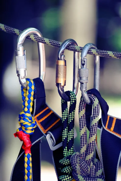 Immagine sportiva rampicante di un moschettone su una corda — Foto Stock