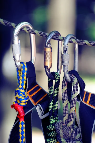 Escalada imagem de esportes de um mosquetão em uma corda — Fotografia de Stock