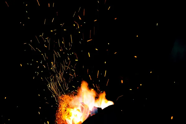 Pontas de chama de fogo de ferreiro com faíscas no fundo escuro — Fotografia de Stock