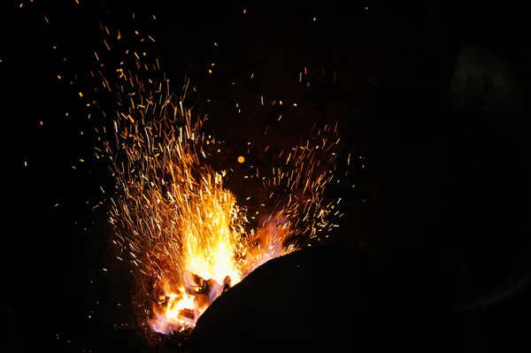 Pontas de chama de fogo de ferreiro com faíscas no fundo escuro — Fotografia de Stock