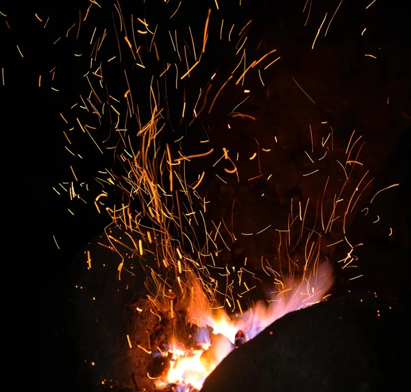 Flama de fuego herrería puntas con chispas sobre fondo oscuro —  Fotos de Stock