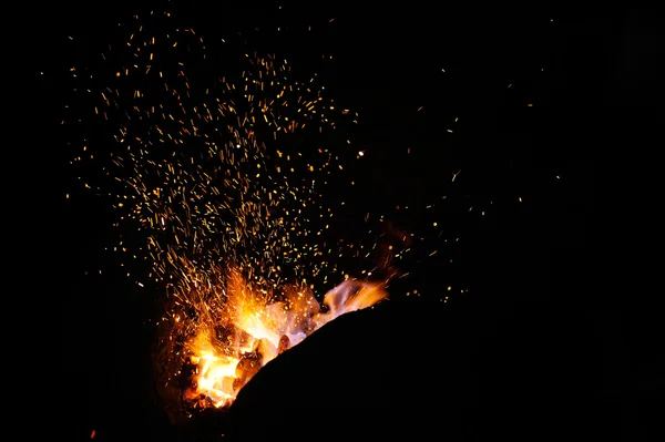 Pontas de chama de fogo de ferreiro com faíscas no fundo escuro — Fotografia de Stock