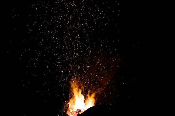 Pontas de chama de fogo de ferreiro com faíscas no fundo escuro — Fotografia de Stock