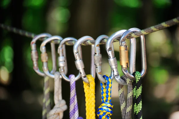 Escalada imagen deportiva de un mosquetón en una cuerda — Foto de Stock
