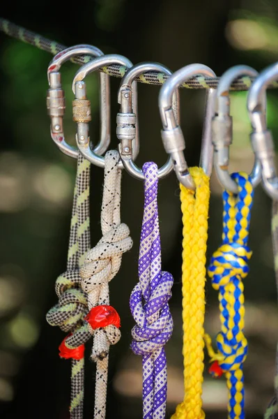 Immagine sportiva rampicante di un moschettone su una corda — Foto Stock