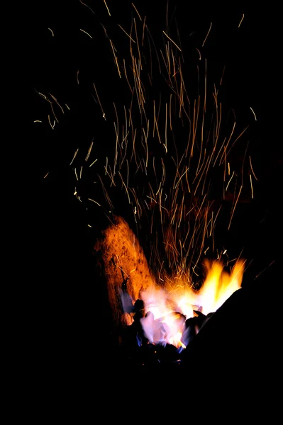 Smedja eld flamma tips med gnistor närbild — Stockfoto