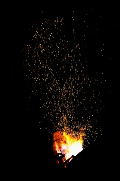 Pontas de chama de fogo ferreiro com faíscas close-up — Fotografia de Stock