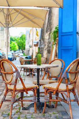 Klasik sokak kafesi. Açık hava sokak kafesi. .