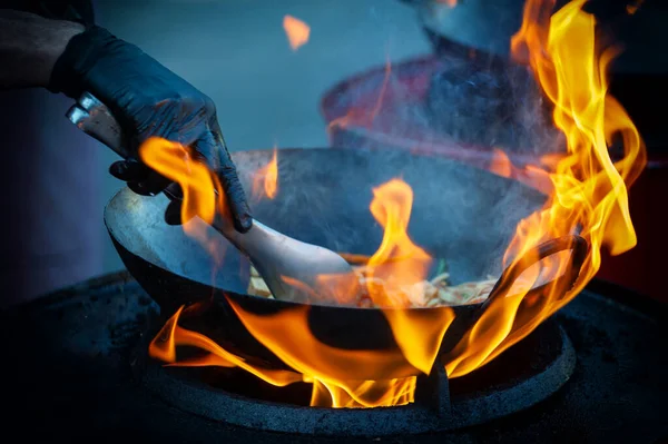 Cocinar Comida Callejera Una Sartén Caliente Festival Comida Callejera — Foto de Stock