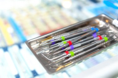 Diş cerrahisinde bir tepside tıbbi aletlerin yakınlaştırılması.