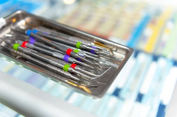 Closeup Ferramentas Médicas Uma Bandeja Uma Cirurgia Dentária — Fotografia de Stock