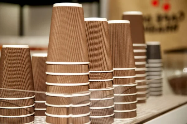 Papierowe Kubki Kawy Stole Restauracyjnym — Zdjęcie stockowe