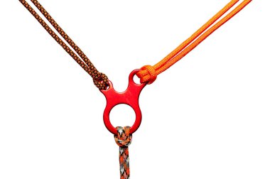 İpe tırmanmış bir karabinanın spor görüntüsü. 