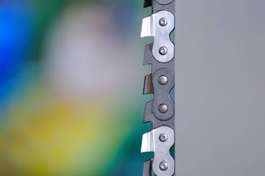Yakın çekim için zincir testerenin detayları. Ağaç veya kütük kesmek için metal elementler