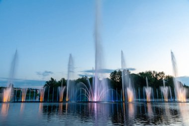Lazer animasyonlu müzik çeşmesi. Gece lazeri gösterisi, Roshen seti üzerinde, Ukrayna 'nın Vinnitsa şehrinde..
