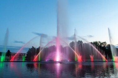 Lazer animasyonlu müzik çeşmesi. Gece lazeri gösterisi, Roshen seti üzerinde, Ukrayna 'nın Vinnitsa şehrinde..