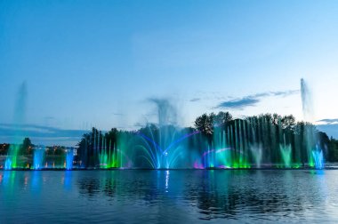 Lazer animasyonlu müzik çeşmesi. Gece lazeri gösterisi, Roshen seti üzerinde, Ukrayna 'nın Vinnitsa şehrinde..