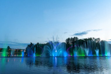 Lazer animasyonlu müzik çeşmesi. Gece lazeri gösterisi, Roshen seti üzerinde, Ukrayna 'nın Vinnitsa şehrinde..