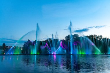 Lazer animasyonlu müzik çeşmesi. Gece lazeri gösterisi, Roshen seti üzerinde, Ukrayna 'nın Vinnitsa şehrinde..