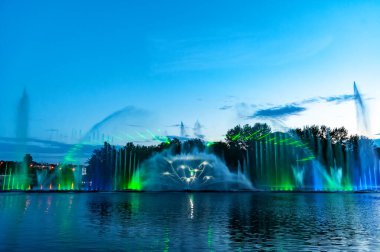 Lazer animasyonlu müzik çeşmesi. Gece lazeri gösterisi, Roshen seti üzerinde, Ukrayna 'nın Vinnitsa şehrinde..