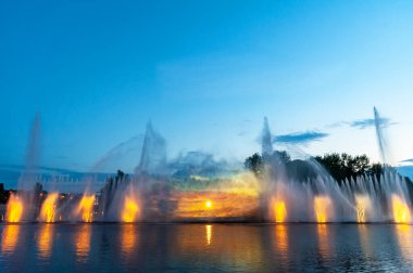 Lazer animasyonlu müzik çeşmesi. Gece lazeri gösterisi, Roshen seti üzerinde, Ukrayna 'nın Vinnitsa şehrinde..