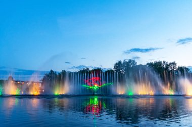Lazer animasyonlu müzik çeşmesi. Gece lazeri gösterisi, Roshen seti üzerinde, Ukrayna 'nın Vinnitsa şehrinde..