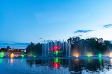 Lazer animasyonlu müzik çeşmesi. Gece lazeri gösterisi, Roshen seti üzerinde, Ukrayna 'nın Vinnitsa şehrinde..