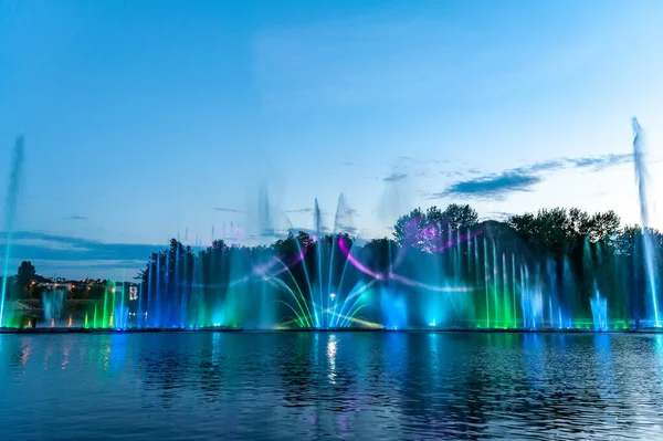 带激光动画的音乐喷泉 乌克兰文尼察市Roshen堤上的夜间激光喷泉展览 — 图库照片