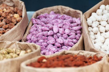 Piyasada satılmak üzere karton kutularda çeşitli fındıklar. Seçici odak.