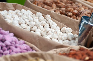 Piyasada satılmak üzere karton kutularda çeşitli fındıklar. Seçici odak.