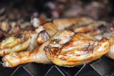 Et, sığır eti, domuz eti ve tavuk sokak restoranında gece pazarında.