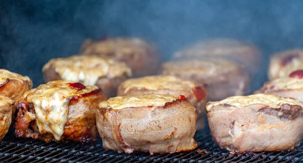 Koken Gehaktballen Bedekt Met Spek Het Rooster Van Barbecue Rechtenvrije Stockafbeeldingen