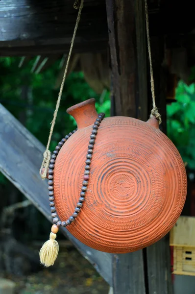 Bottiglia in ceramica vintage sulla corda — Foto Stock
