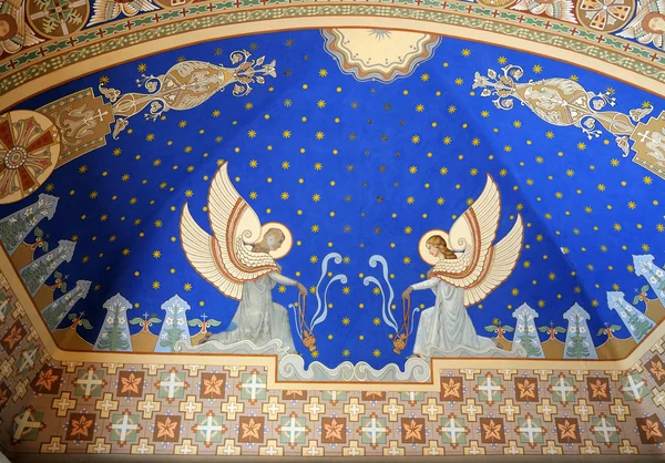 Melekler kilise tavanda boyalı.