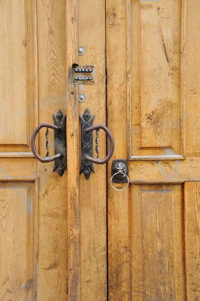 木製のドアに鉄 doorhandle — ストック写真