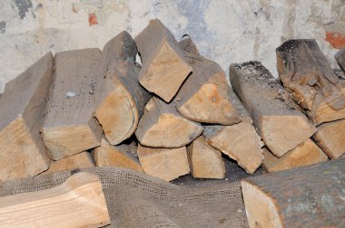 Yakacak odun yığını 