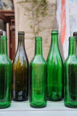 Grup boş cam şişeler