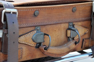 eski stil bavullar açık havada