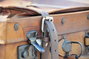 eski stil bavullar açık havada 