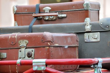 eski stil bavullar açık havada 