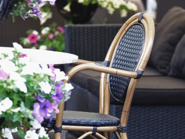 Restoranın terasında tablo