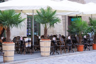Restoranın terasında tablo